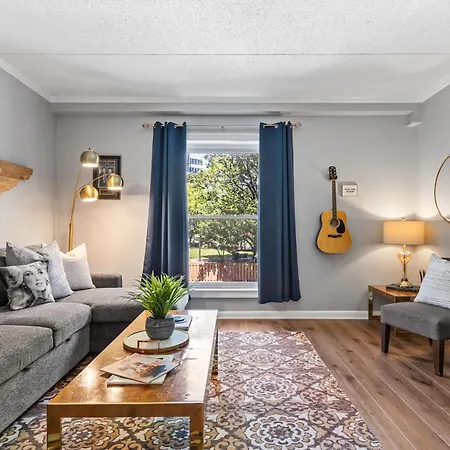 Famous Music Row 1 Bedroom Condo With Free Parking And Pool